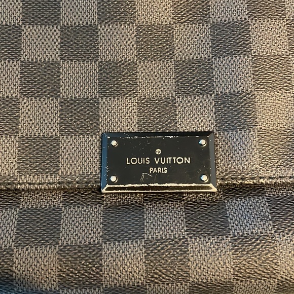 LOUIS VUITTON
DAMIER GRAPHITE DISTRICT MESSENGER MM - Picture 2 of 9